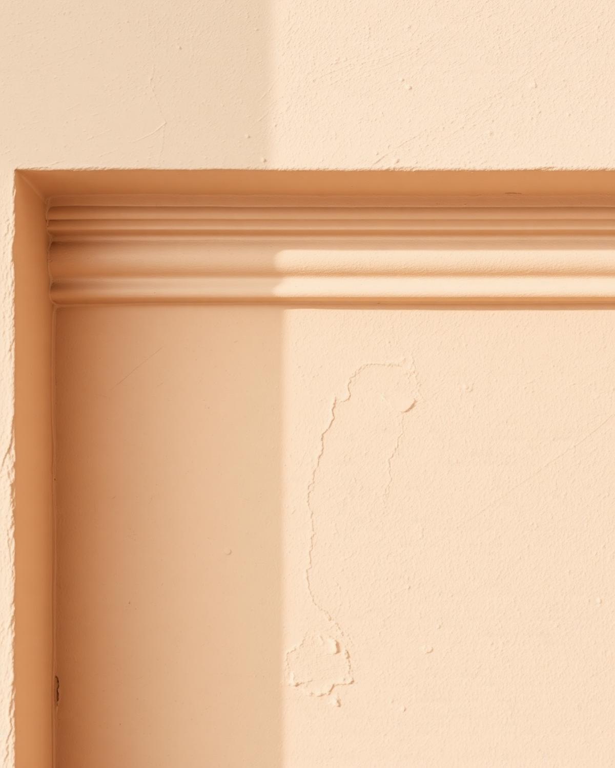 Decoratieve wandafwerking met zachte textuur in zandtint